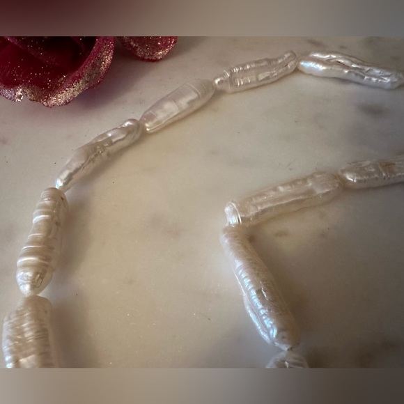 Irregular shaped shell pearl necklace - Picture 4 of 8